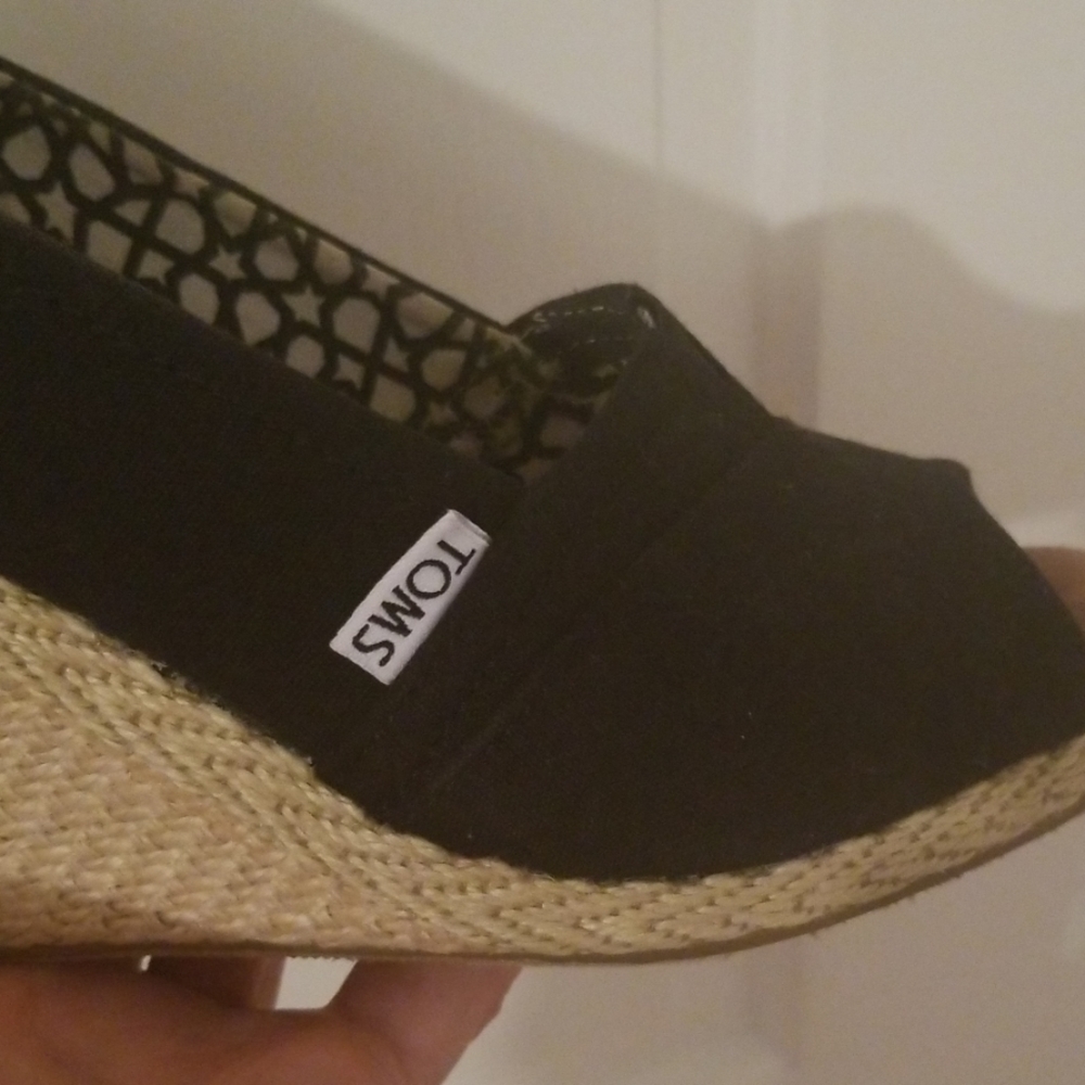 Tom's size 7 adorable black wedges